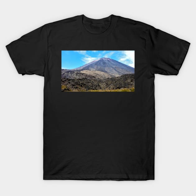 Nouvelle Zélande - volcan Tongariro T-Shirt by franck380